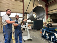 Unsere Azubis bei der Einweisung an der neuen Vier-Walzen-Rundbiegemaschine