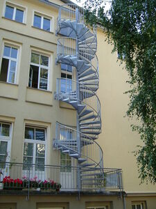 Fluchttreppe über 3 Geschosse an einem Mehrfamilienhaus in Berlin