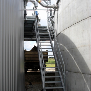 Treppe und Separatorbühne einer Biogasanlage
