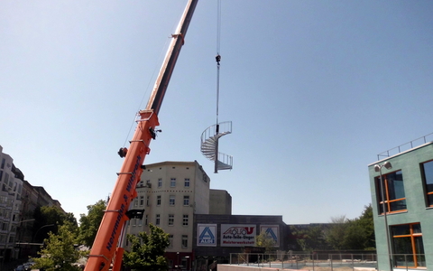 Spindeltreppe am Autokran mit über 25m Ausladung zum Aufstellungsort