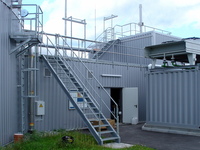 Treppen, Steigleiter mit Rückenschutz und Bedienpodest und Industriegeländer für eine Biogasanlage